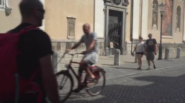 Ljubljana, Slovenya 'daki antik merkez caddedeki insanlar - 4K, Editör