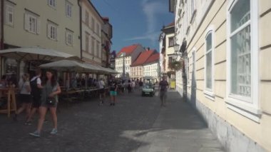 Ljubljana, Slovenya şehir merkezinde ücretsiz gezinti için elektrikli araba - 4K, Editör