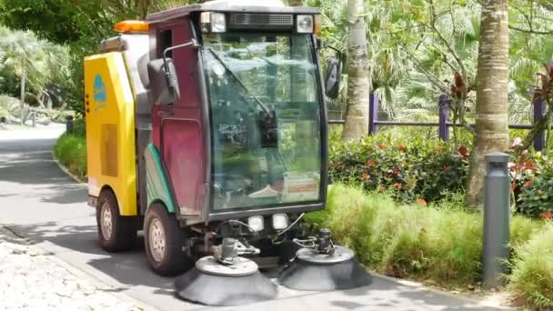 Front view of street cleaning sweeper vehicle on Sentosa Island in Singapore - 4K, Editorial, Handheld — Stock Video