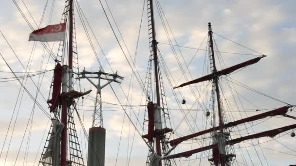 新加坡国旗和缆车为背景的观光旧船的桅杆，Sentosa岛- 4K，编辑，手持 — 图库视频影像