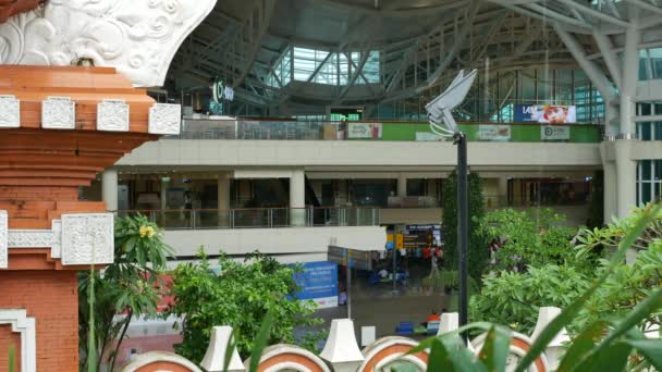 Aeropuerto Internacional de Ngurah Rai en días de lluvia - 4K, Editorial, Audio — Vídeo de stock