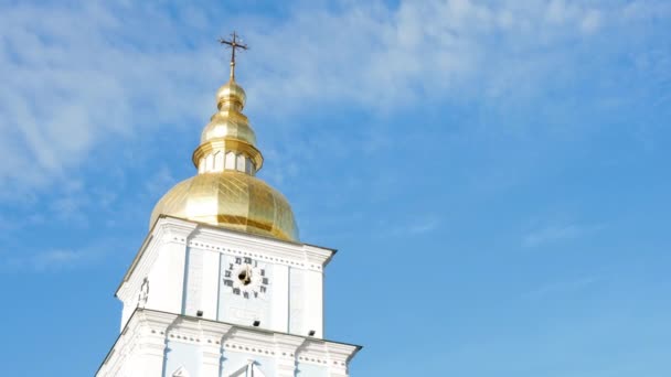 Zlaté dómy kláštera sv. Michaelse na slunci v Kyjevě, Ukrajina - 4K, Nakloněné, Ruční — Stock video