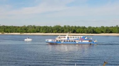 Ukrayna 'nın başkenti Kyiv' deki Dnipro nehrinde boş bir eğlence teknesi - Editör, 4K, el bilgisayarı