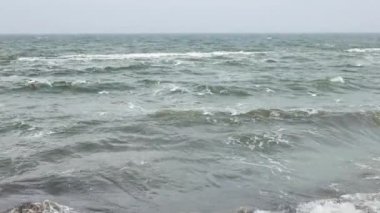 Baharda, Ukrayna 'nın Odesa sahilinde fırtınalı bir günde Karadeniz - 4K
