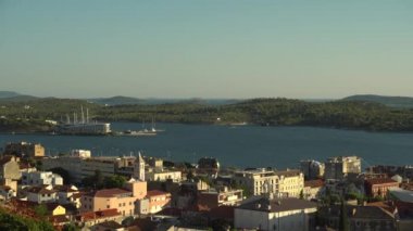 Hırvatistan 'ın Sibenik kentinde günbatımının en üst görüntüsü - 4K, orta çekim