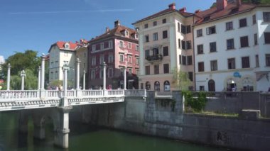Ljubljanica Nehri manzarası, geleneksel binalar ve yazın Ljubljana, Slovenya 'da beyaz köprü - 4K, Editör, Ses