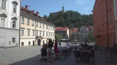Açık kafe ve Ljubljana Kalesi 'nin bayraklı manzarası, Slovenya - 4K, Editör, Ses