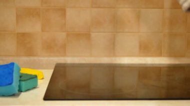 Kadın düdüklü tencereyi çizgili kumaşla kurutuyor. - 4K, kapat.