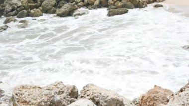 Rocky sahili ve Hint Okyanusu dalgaları Pandawa Sahili yakınlarında, Bali - 4K