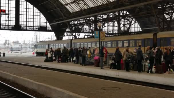 Tåg avgångar från Lviv järnvägsstation, Ukraina - 4K, Redaktionell, Ljud, Handheld — Stockvideo