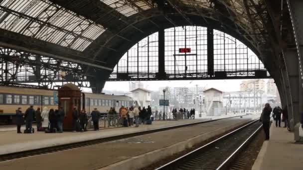 Plattform av Lviv järnvägsstation, Ukraina - 4K, Redaktionell, Ljud, Pan — Stockvideo
