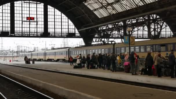 Lviv tren istasyonundan kalkan trenler ve platformda bekleyen insanlar, Ukrayna - 4K, Editör, Ses, El bilgisayarı — Stok video