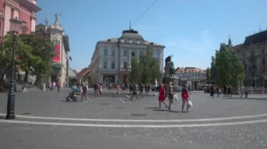 Ljubljana, Slovenya 'da yaz aylarında meydandaki insanlar - 4K, Editör, Pan, Wide shot