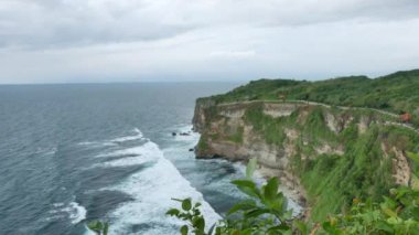 Sahne yeşil Uluwatu tapınağı uçurumu, Bali - 4K, Ultra geniş açı