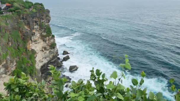 Cliff tempio Uluwatu, belle onde dell'Oceano Indiano e piante verdi, Bali - 4K, Medium shot — Video Stock