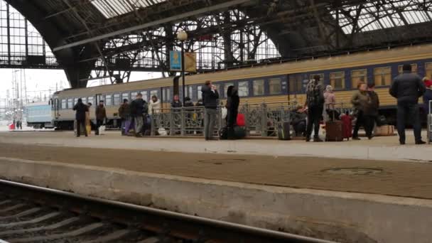 Räls och plattform Lviv järnvägsstation, Ukraina - 4K, Redaktionell, Ljud, Handhållen — Stockvideo