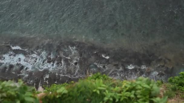 岩の多い海岸と壮大なインド洋の波の上の景色- FHD — ストック動画