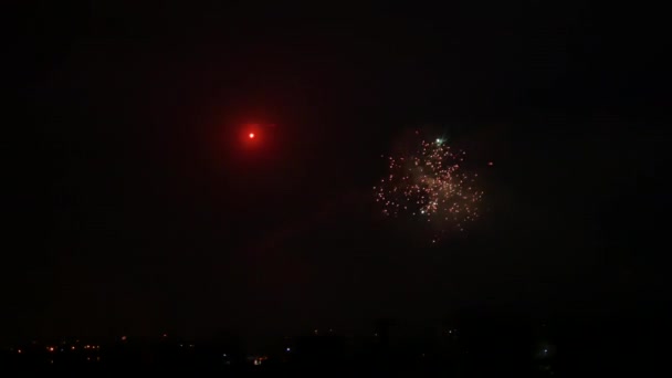 Fuegos artificiales de celebración de Año Nuevo en la aldea Bilozerka en el distrito de Kherson, en el sur de Ucrania - 4K, tiro ancho — Vídeo de stock
