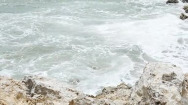 Kayalar ve Hint Okyanusu dalgaları Pandawa Sahili yakınlarında, Bali - 4K