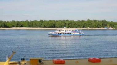 Ukrayna, Kyiv 'deki Dnipro nehrinde boş bir gezi teknesi - Editör, 4K, El bilgisayarı