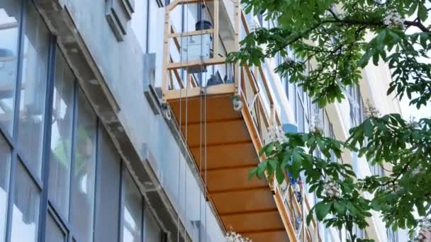 Pohyblivý stavební výtah a kvetoucí kaštanovník v Kyjevě - 4K, Naklápěcí, Ruční, Redakční — Stock video