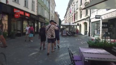 Garson sofrayı kurar ve insanlar yazın Ljubljana 'da dar bir sokakta yürürler, Slovenya - 4K, Editör, Ses