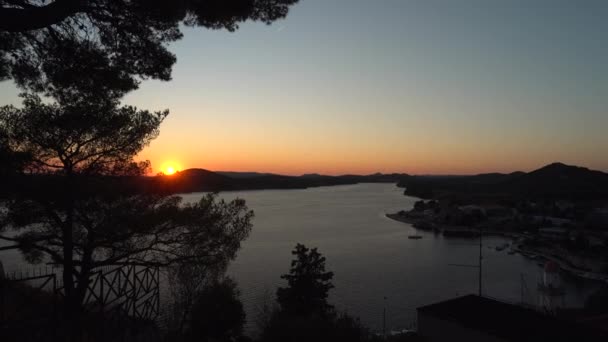 크로아티아, 시 벤 비크에 있는크 르 카 강의 언덕 위로 떠오르는 태양 광선 - 4K, 광견 총 — 비디오