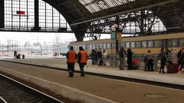 Two railway workers in uniform on the platform of Lviv train station, Ukraine - 4K, Editorial, Pan — Vídeos de Stock