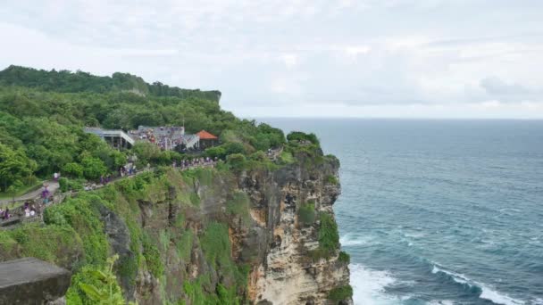 バリ島ウルワツ寺院の崖の人々 - 4K, Wide Shot — ストック動画