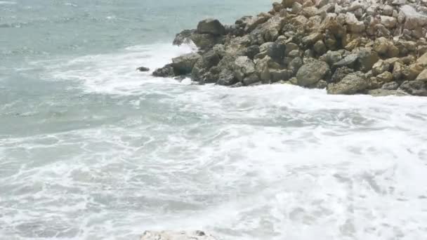 Oceaangolven raakten rotsen bij Pandawa Beach, Bali - 4K — Stockvideo