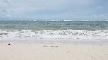 Okyanus dalgaları ve kum, Pandawa Sahili, Bali - 4K