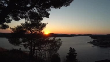 Hırvatistan 'ın Sibenik kentindeki Krka Nehri' nin yukarısındaki tepelerde günbatımı - 4K, Wide shot, Pan