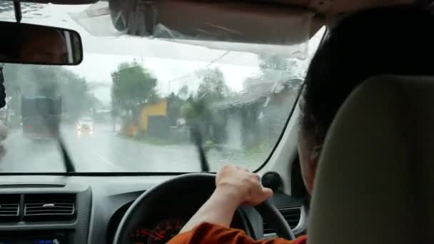 Vy från baksätet på Balinesiska bilförare i det kraftiga regnet på Bali - 4K, Redaktionell, Ljud, Närbild, Handhållen — Stockvideo