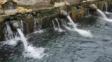 Pura Tirta Tapınağı 'ndaki saf kutsal kaynak suyu - 4K, el bilgisayarı.