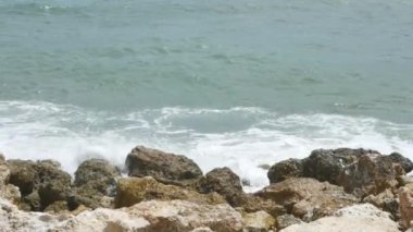 Güzel okyanus dalgaları Pandawa Sahili yakınlarındaki kayalara çarptı, Bali - 4K, El bilgisayarı