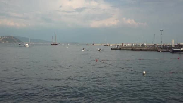 Boat arrives at the mooring at Rapallo at summer sunset, Italy - 2K — Vídeos de Stock