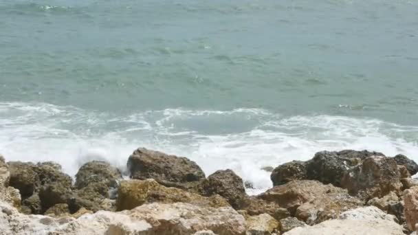 Hermosas olas del océano golpearon rocas cerca de la playa de Pandawa, Bali - 4K, Handheld — Vídeo de stock