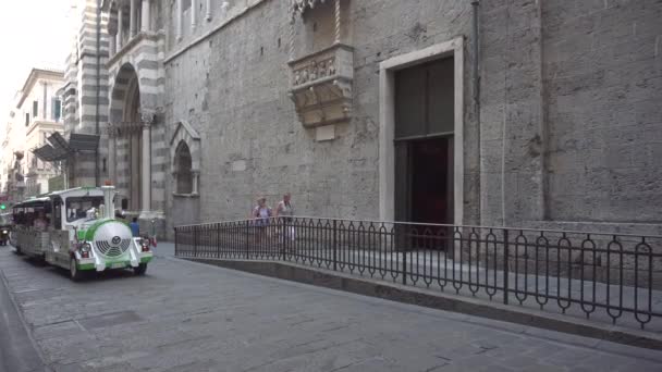 Människor vinka från turist fordonet på gatan i Genua stad på sommaren, Italien - 4K, Redaktionell, Spårning skott, Handheld — Stockvideo