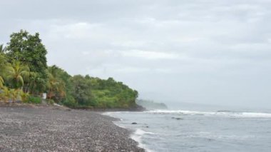 Sahne çakıl taşlı plaj, deniz dalgaları ve gün doğumunda ve Amed, Bali 'de - 4K, El bilgisayarı, Ses
