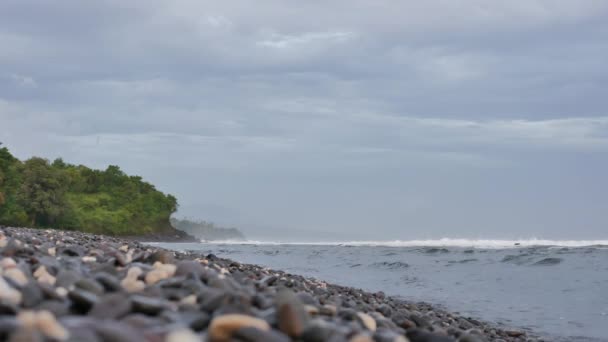 Beautiful pebbled beach in the cloudy morning and oceanic waves in Amed, Bali - 4K, Audio, Shallow Depth of Field — Vídeo de Stock