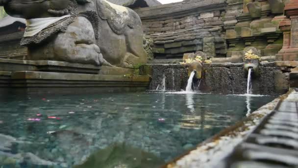 Pur transparent eau de source sainte et des décorations en pierre dans Pura Tirta Empul Temple - 4K, Editorial — Video