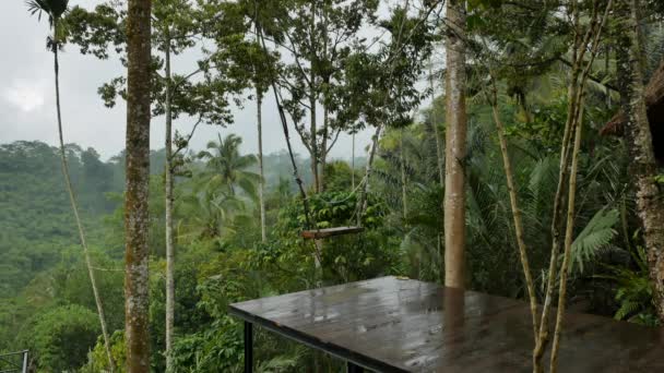 Mokra, pusta huśtawka turystyczna i piękny widok na dżungle w deszczu na Bali - 4K — Wideo stockowe