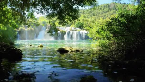 Cascada y agua turquesa en verano en el Parque Nacional Krka, Croacia - 4K, Ultra-ancho, 60 fps, Audio — Vídeo de stock