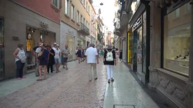 İtalya 'da yaz aylarında Verona' da birçok insan sokakta yürüyor - FHD, Editör, El bilgisayarı, Ses
