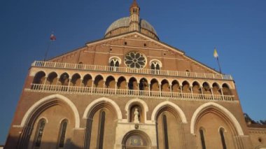 Gün batımında Padua 'lı Aziz Anthony Bazilikası - 4K, Editör, Tilt