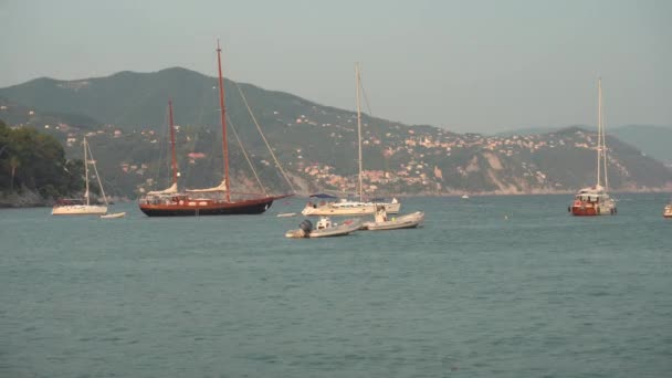 Yates escénicos en Rapallo al atardecer de verano, Italia - 4K, plano medio, de mano — Vídeos de Stock