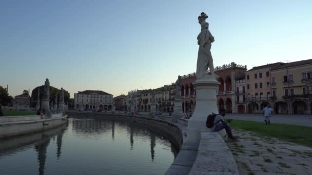 Prato della Valle canal au coucher du soleil à Padoue, Italie - 4K, Editorial, Handheld — Video