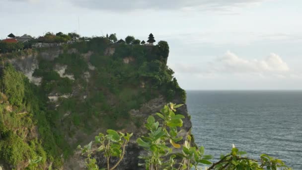 Cliff tempio Uluwatu e Oceano Indiano al tramonto, Bali - 4K, Medium shot — Video Stock