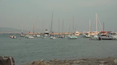 Rapallo 'da yatlar yaz günbatımında, İtalya - 4K, editör, geniş çekim, el bilgisayarı