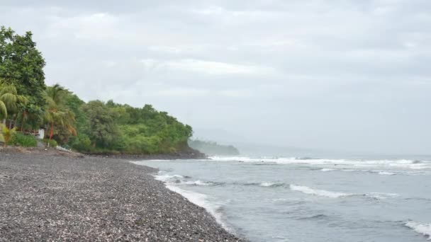 Oblázková pláž v dopoledních hodinách v Amed, Bali - 4K, Handheld, Audio — Stock video